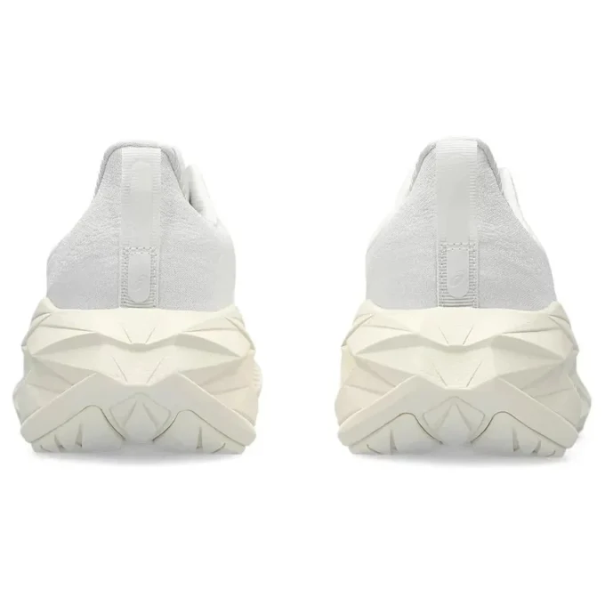 Novablast 4 “Crème Wit”